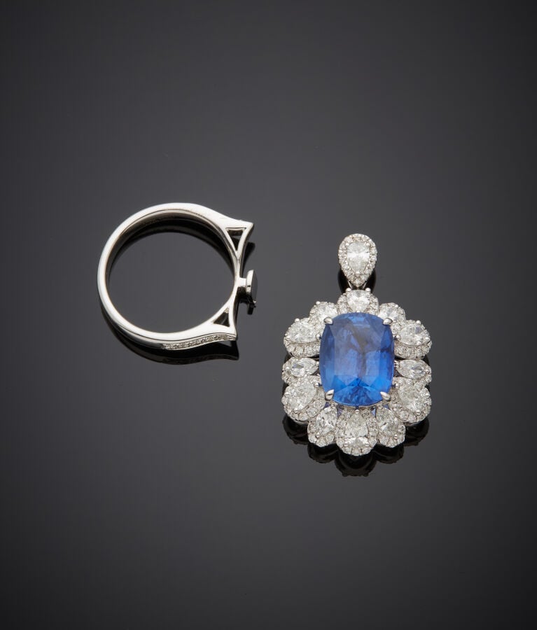 BAGUE - PENDENTIF "fleur" or gris (750‰) serti d'un saphir de CEYLAN, NON CHAUF…