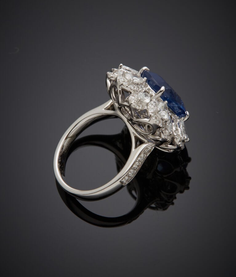 BAGUE - PENDENTIF "fleur" or gris (750‰) serti d'un saphir de CEYLAN, NON CHAUF…