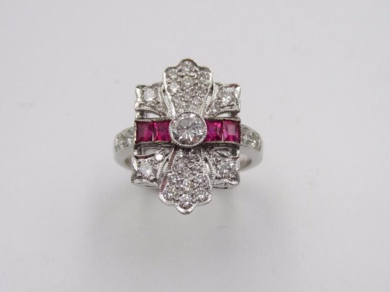 BAGUE « plaque stylisée » or gris (750 millièmes) ajouré, pavé de diamants taille brillant et rubis calibré