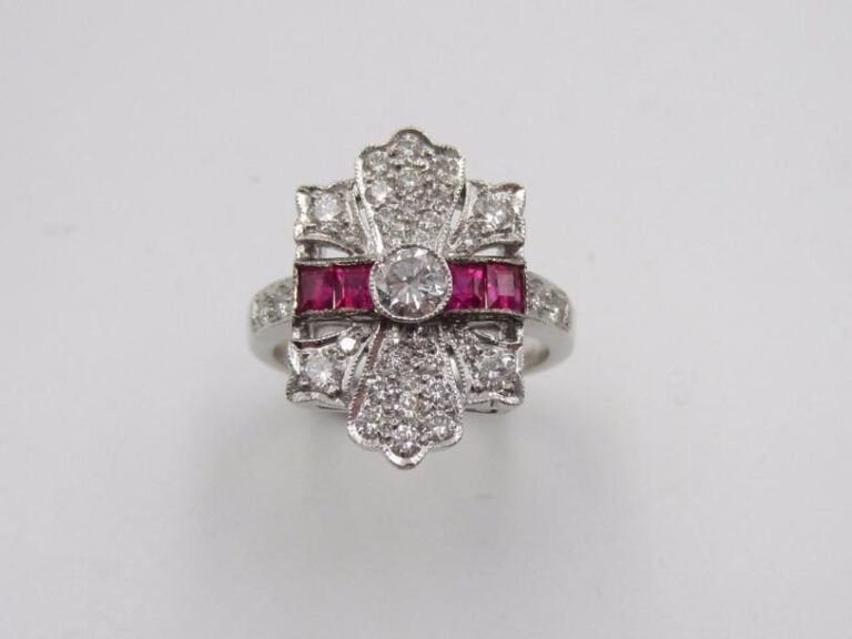 BAGUE « plaque stylisée » or gris (750 millièmes) ajouré, pavé de diamants taille brillant et rubis calibré