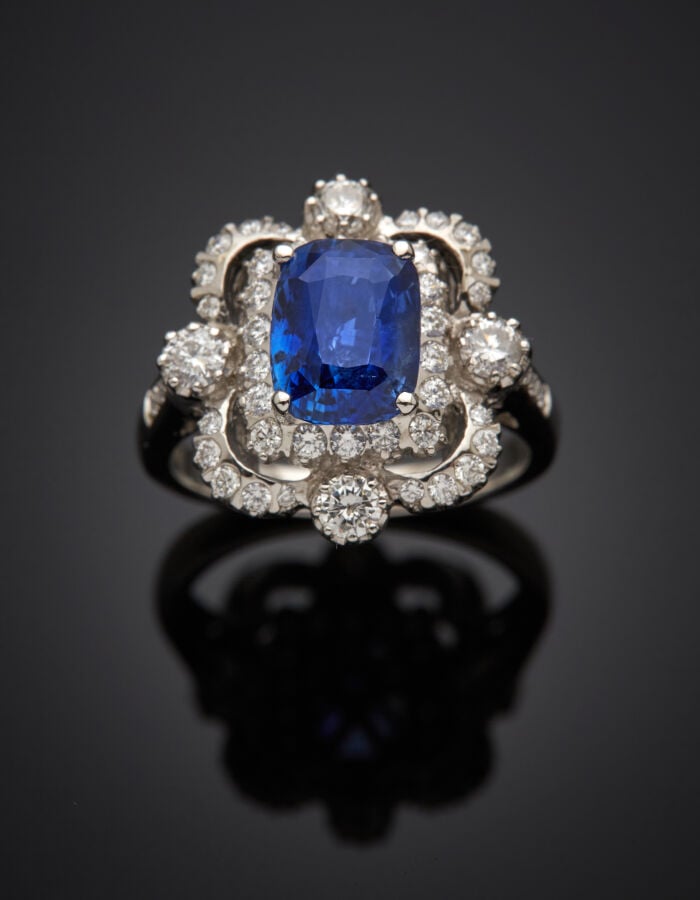 BAGUE "polylobée" en or gris (750‰) ajouré, serti d'un saphir pesant 3,02 carat…