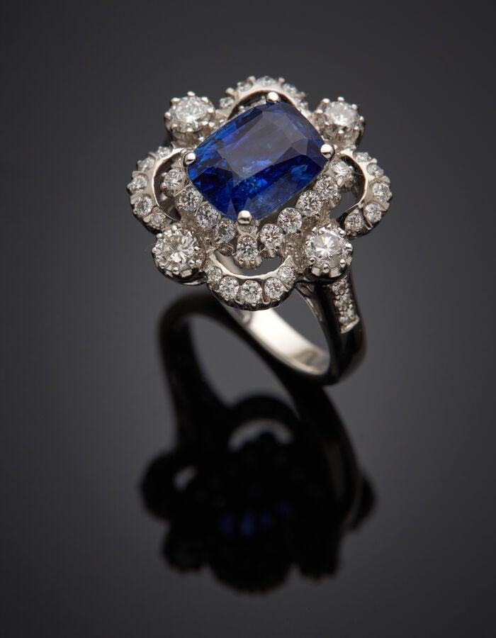 BAGUE "polylobée" en or gris (750‰) ajouré, serti d'un saphir pesant 3,02 carat…