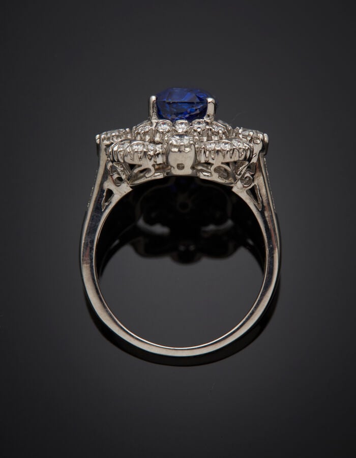 BAGUE "polylobée" en or gris (750‰) ajouré, serti d'un saphir pesant 3,02 carat…
