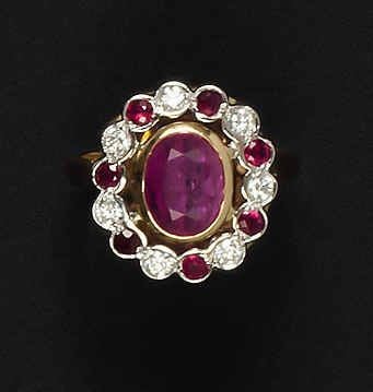 BAGUE Pompadour en or deux tons 18K (750°/00) sertie clos au centre d'un rubis ovale facetté de