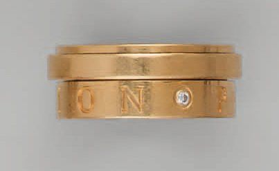BAGUE « Possession » en or jaune serti de deux petits diamants taille brillant composé d'un large anneau gravé et rehaussé d'un anneau plus petit, mobil