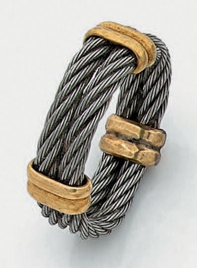 BAGUE pour homme en fils d'acier torsadé retenus par trois coulants godronnés en or jaune (750 millièmes