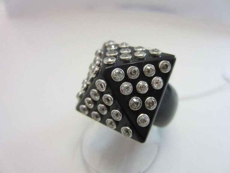 BAGUE «pyramidale» en onyx et or gris (750 millièmes) serti de diamants taille ancienn
