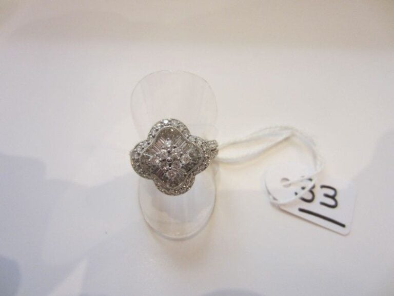 BAGUE «quadrilobée» en or gris serti de diamants baguettes épaulés de diamants taille brillant et surmonté d'un quadrilatère serti de diamants taille brillan