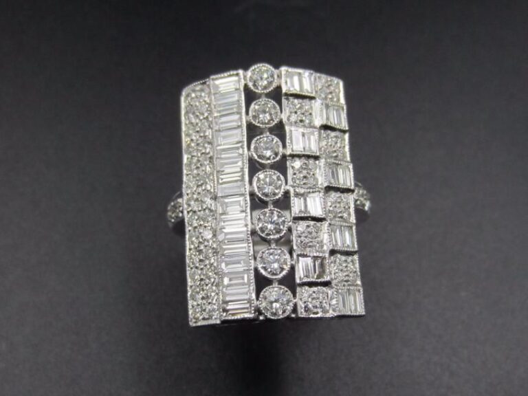 BAGUE rectangulaire en or gris (750 millièmes) ajouré, serti de diamants taille brillant alternés de baguettes à motifs diver