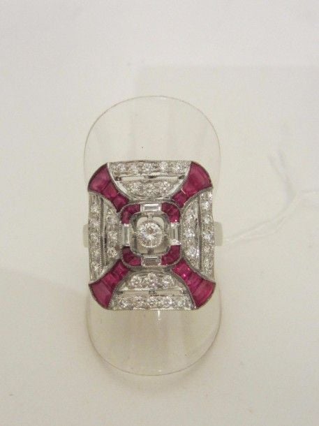 BAGUE rectangulaire en or gris (750 millièmes) serti de diamants taille brillant baguettes et rubis calibré