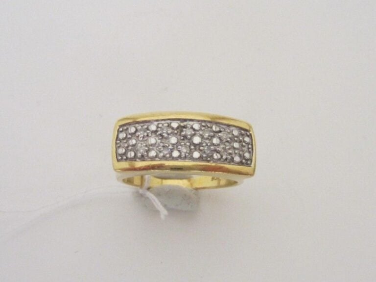 BAGUE «rectangulaire» en or jaune et or gris (750 millièmes) partiellement surmontée de diamants taille brillan