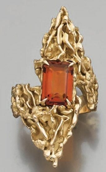 BAGUE « sculpture » en or jaune, à motif losangique, serti d'une citrine taillée à degré