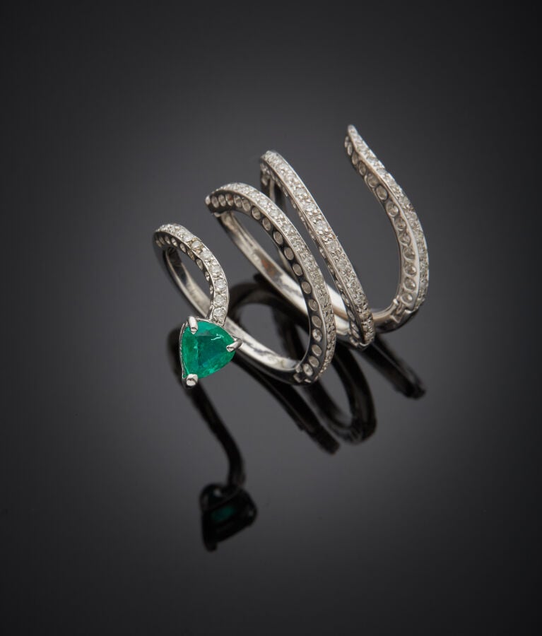BAGUE « serpent » articulée en or gris (750‰). La tête sertie d'une émeraude ta…