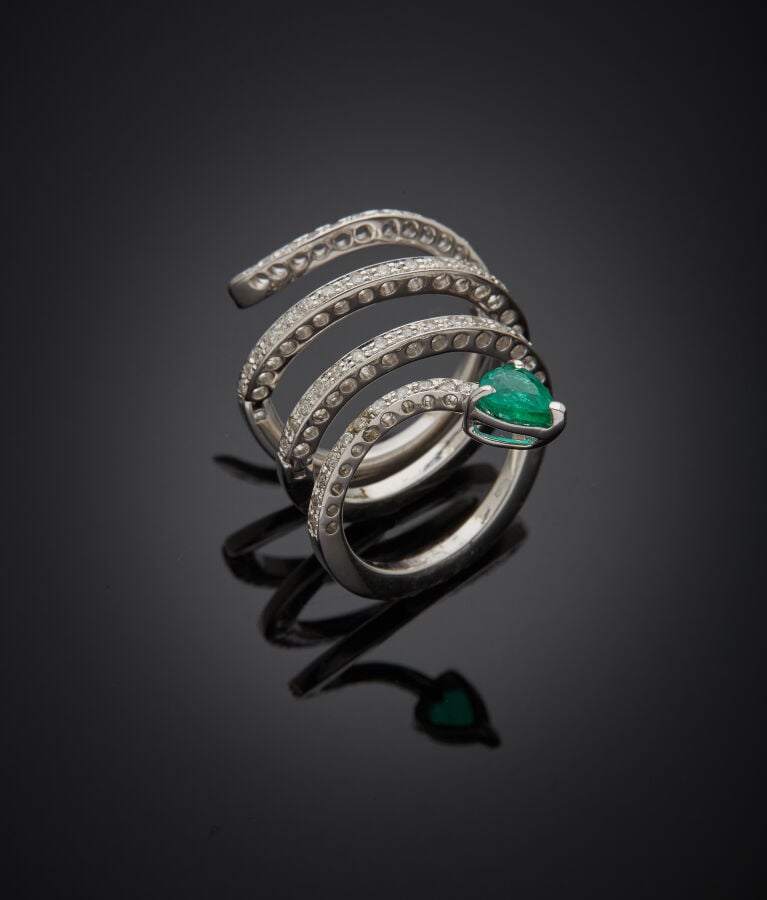 BAGUE « serpent » articulée en or gris (750‰). La tête sertie d'une émeraude ta…