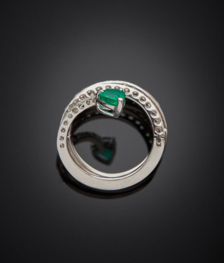 BAGUE « serpent » articulée en or gris (750‰). La tête sertie d'une émeraude ta…