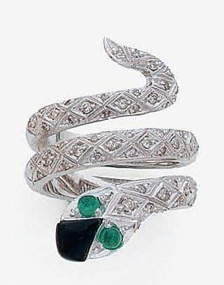 BAGUE « serpent » en or gris 14 carats, ciselé et serti de deux émeraudes cabochons, d'onyx et de diamant