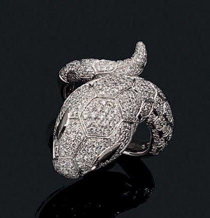 BAGUE «serpent» en or gris et or noirci (750 millièmes) pavé de diamants taille brillan