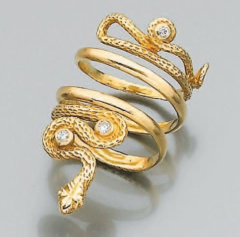 BAGUE « serpent » en or jaune partiellement ciselé, ponctuée de trois diamants en serti clo