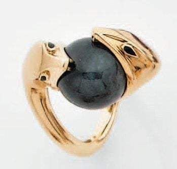 BAGUE «serpent» en or jaune partiellement émaillé serti d'une boule de jade gri