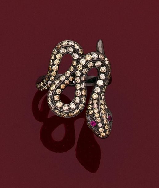 •BAGUE «serpent» en or noirci (750‰) serti de diamants taille brillant blancs, roses et jaune