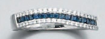 BAGUE sinueuse en or gris partiellement serti de saphirs calibrés soulignés de diamants taille brillan