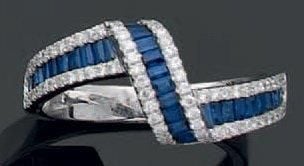 BAGUE sinueuse en or gris serti de saphirs calibrés soulignés de diamants taille brillan