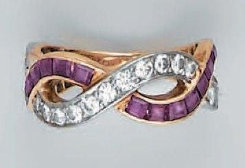 BAGUE sinueuse en platine et or jaune ajouré serti de rubis calibrés et de diamants taille brillan