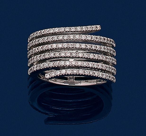 •BAGUE «six lignes» en or gris (750‰) ajouré, pavé de diamants taille brillan