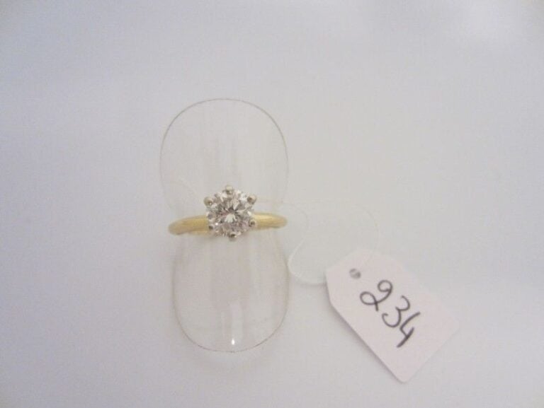 BAGUE solitaire en or 14 carats (585 millièmes) serti d?un diamant taille brillan