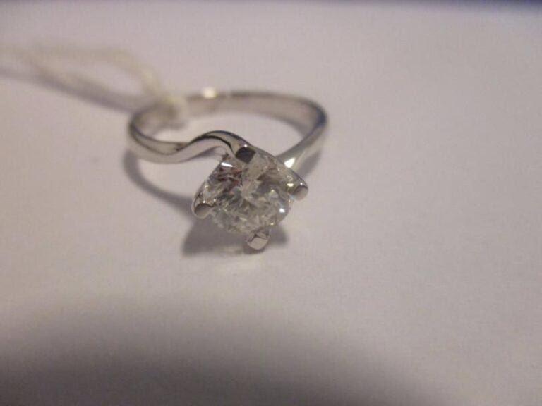 Bague solitaire en or blanc 18K (750°/00), sertie d'un diamant de taille brillant, en