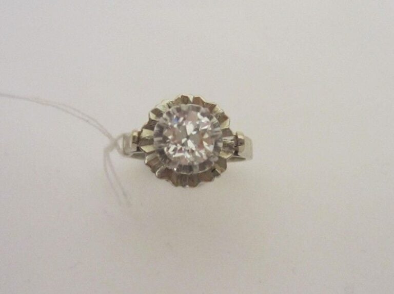 BAGUE solitaire en or gris (750 millièmes) à deux rangs juponnés surmonté d'un diamant taille ancienne de forme coussin pesant 1,07 cara