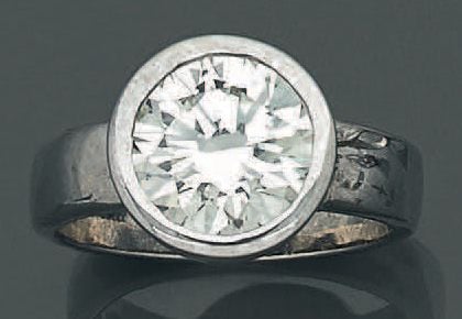 BAGUE solitaire en or gris (750 millièmes) orné d'un diamant taille brillant en serti clos, pesant 3,30 carat