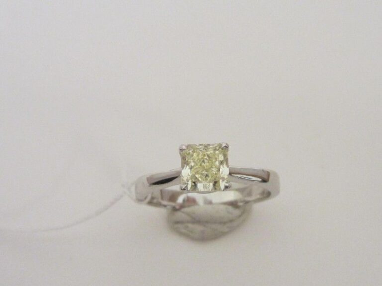 BAGUE solitaire en or gris (750 millièmes) serti d'un diamant jaune taille radiant pesant 1,13 cara