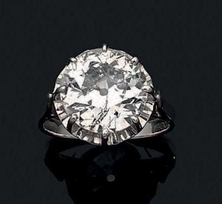 BAGUE solitaire en or gris (750 millièmes) serti d'un diamant taille ancienn