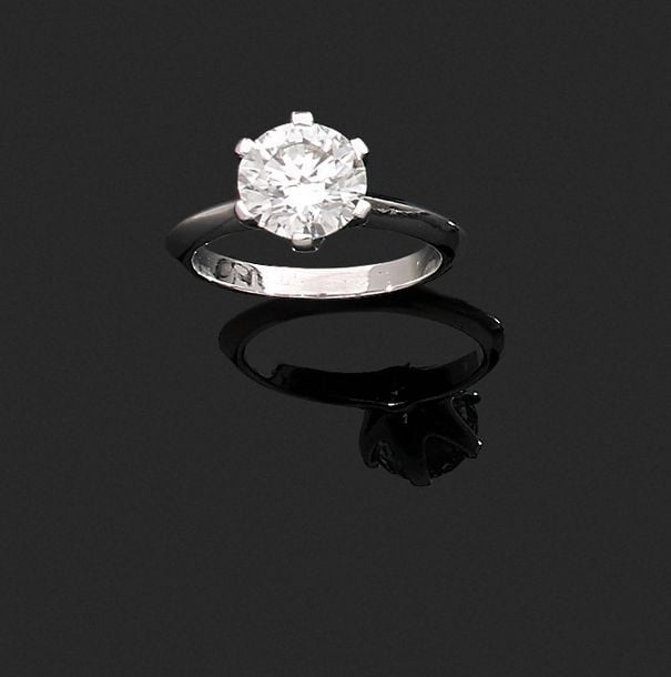 BAGUE solitaire en or gris (750 millièmes) serti d'un diamant taille brillant pesant 2,04 carat