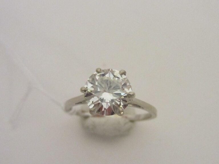BAGUE solitaire en or gris (750 millièmes) serti d'un diamant taille brillant pesant 1,50 carat environ (non pesé