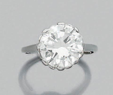 BAGUE solitaire en or gris (750 millièmes) serti d'un diamant taille brillant pesant 5 carats en