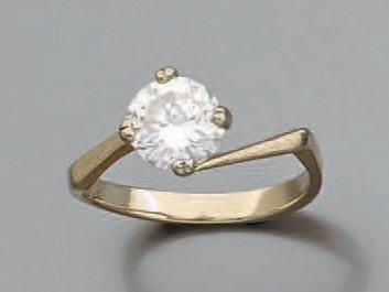 BAGUE solitaire en or gris (750 millièmes) serti d'un diamant taille brillant pesant 1,24 carat