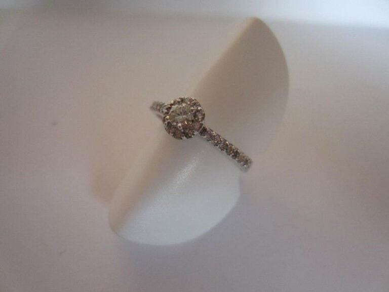 BAGUE solitaire en or gris (750 millièmes) serti de diamants taille brillant dont un au centre plus importan