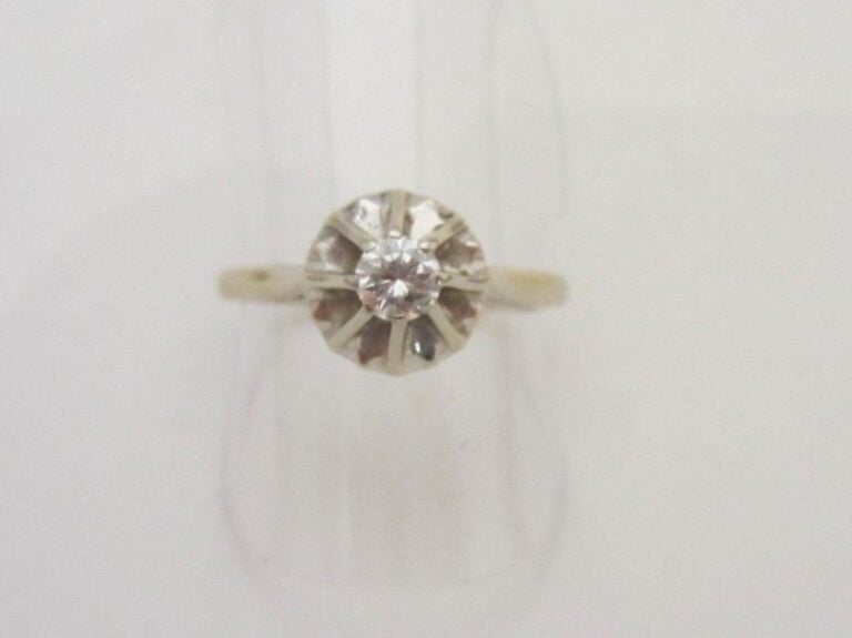 BAGUE solitaire en or gris (750 millièmes) serti d’un diamant taille brillant sur chaton juponn