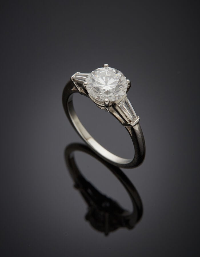 BAGUE solitaire en or gris (750‰) serti d'un diamant taille brillant pesant 1,7…