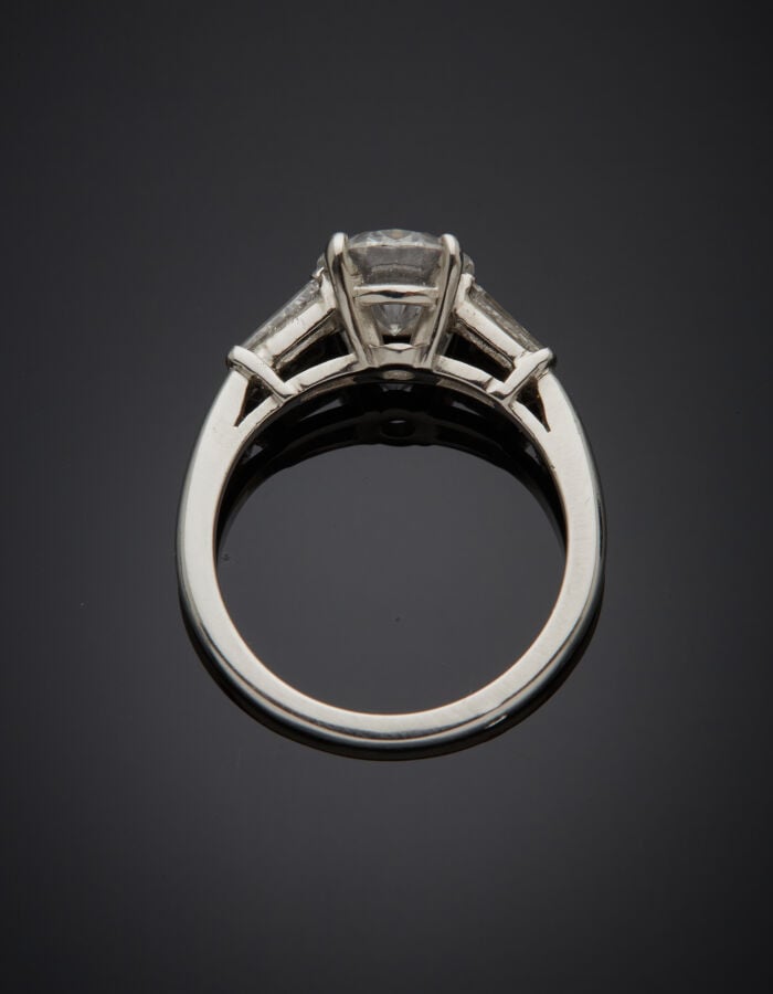 BAGUE solitaire en or gris (750‰) serti d'un diamant taille brillant pesant 1,7…