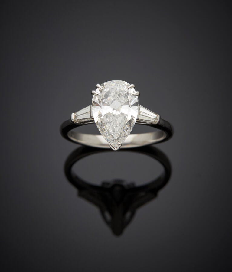 BAGUE solitaire en or gris (750‰) serti d'un diamant taillé en poire pesant 2,1…