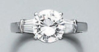 BAGUE solitaire en or gris serti d'un diamant taille brillant pesant 2,01 carats, épaulé de diamants taeper
