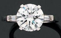 BAGUE solitaire en or gris serti d'un diamant taille brillant pesant 3,01 carats, épaulé de deux diamants taeper