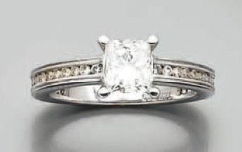 BAGUE solitaire en or gris serti d'un diamant taille princesse épaulé d'une ligne de diamants taille brillan