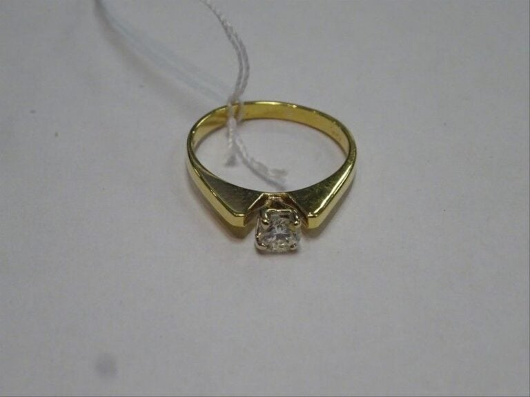 BAGUE solitaire en or jaune 18K (750°/00) orné d'un diamant de taille brillant en