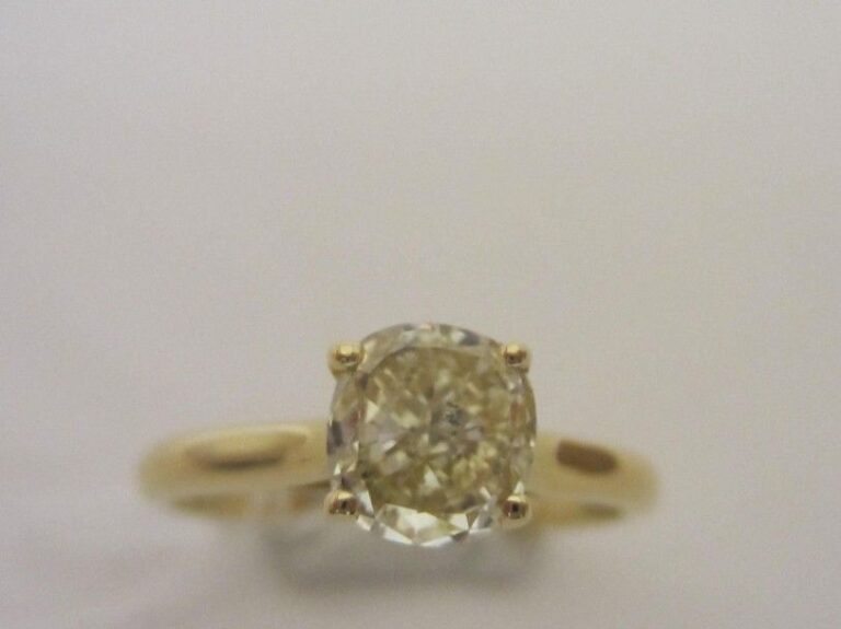 BAGUE solitaire en or jaune (750 millièmes) serti d'un diamant jaune taille coussin pesant 1,1 cara