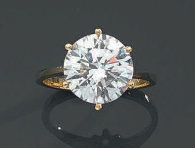 BAGUE solitaire en or jaune (750 millièmes) serti d'un diamant taille brillant pesant 5,06 carat