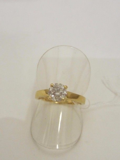 BAGUE solitaire en or jaune (750 millièmes) serti d’un diamant taille brillant pesant 1,03 cara